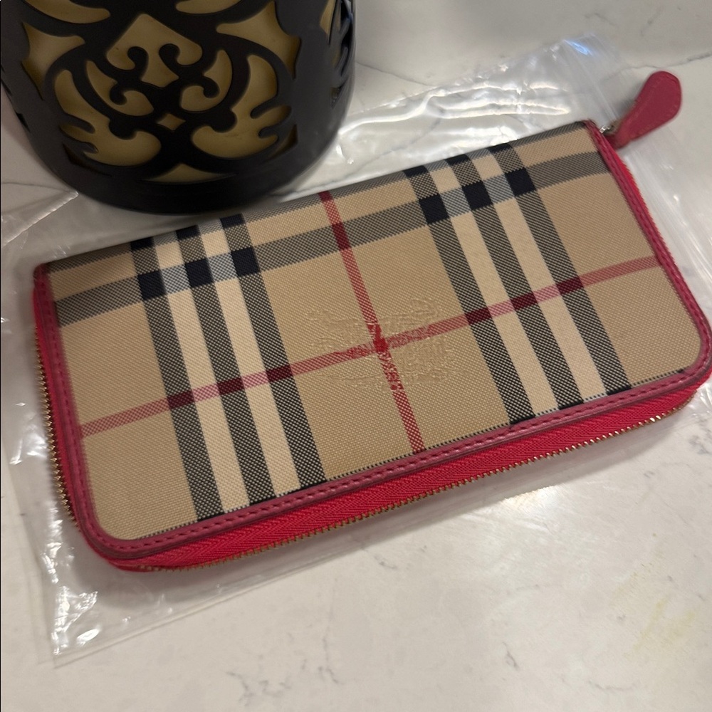 Burberry Red Wallet with Iconic Check Pattern - Picture 3 of 17